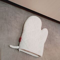 使っていませんので、使ってくれませんか？natuko⭐鍋つかみです。  良い肌触りです。  あまり使う機会はありませんでしたが、何度か、洗濯していますので、クタクタ感はございます。  いち乃です。  とても清潔です。  おタバコ吸いません。  犬猫はいません。  洗ってからお渡しします🤗💕  表面は黒とグレーの線が、格子状になっております。  裏面は真っ白なキルティング生地です。  内部は綿が編み込んであります。  多少の毛玉があります。  安くするので必要な方に❤️の画像