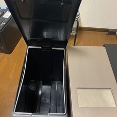 【受け渡し決定】踏むと開くゴミ箱三点セットの画像