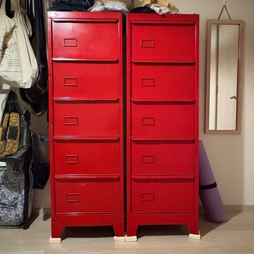 赤いヴィンテージ スチールロッカー