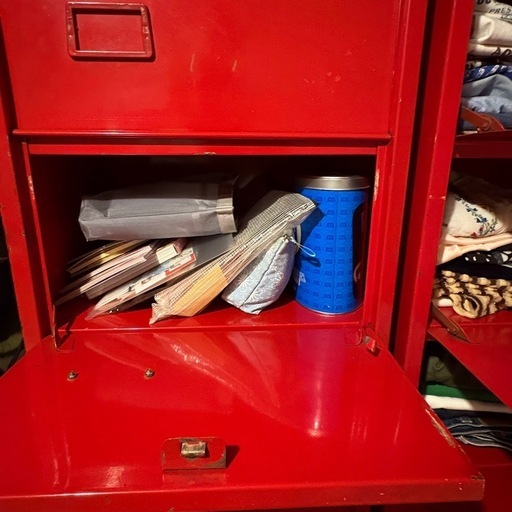赤いヴィンテージ スチールロッカー
