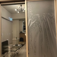 目隠しフィルムを窓に貼るのを手伝ってください涙