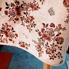 【超美品】最終価格🌠定価の50％にて🤗💕使用期間3ヶ月以内🎉定価2,980円⭐ホームセンターで購入⭐レトロお花柄テーブルクロス⭐端の処理もしっかりしています。縦が120cm、横が150cmです😊使用期間3ヶ月以内🎉ほとんど使っていない机に敷いていました。の画像