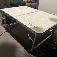 キャンプ用テーブルの画像