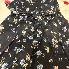 　黒　花柄ワンピースの画像