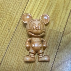 ミッキーマウス　木彫り　置き物の画像