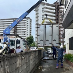 人力でコンテナの移動