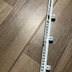 【カーテンレール】白／シングル／伸縮式150〜300cm／金具付き／1本あります  の画像
