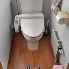 洋式トイレ、手洗いタンク、ウォッシュレット付