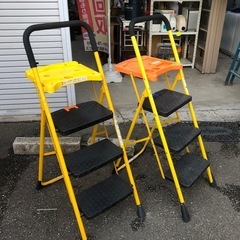 トレー付き折り畳み脚立 3段  1個1500円 早いもの勝ち❣️...