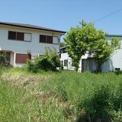 約368坪の敷地に平成12年に建てられた母屋と翌年に建てられた倉...