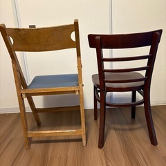 アンティークな木製イス2脚セットの画像