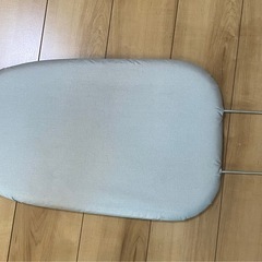 脚付きアイロン台の画像