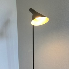 照明　アルネ・ヤコブセン AJ フロアライト/ブラック リプロダクト品 (LED電球付き（電球色）)の画像