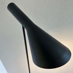 照明　アルネ・ヤコブセン AJ フロアライト/ブラック リプロダクト品 (LED電球付き（電球色）)の画像