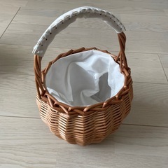ナチュラルデザインのかごバッグ
