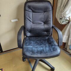 肘掛け付きイス