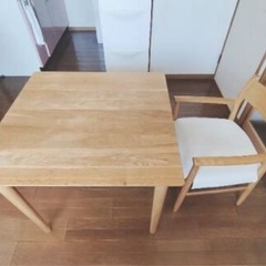 ダイニングテーブルと椅子のセット