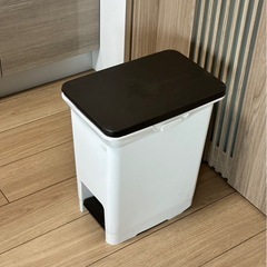 ペダル式ダストボックス/ゴミ箱