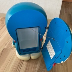 猫型ロボット型冷蔵庫の画像
