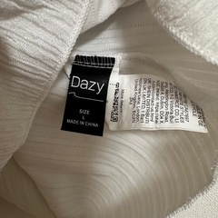 Dazy ホワイト 半袖 リブ編み トップスの画像