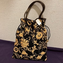黒と金の刺繍地の巾着　ポーチ