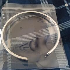 シルバーブレスレットとアンティーク指輪の画像