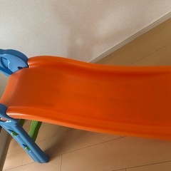 青とオレンジの滑り台の画像