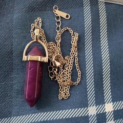 アメジストのネックレスと原石の画像