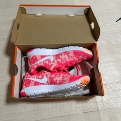 【新品】NIKE レディース　スニーカー23.5センチ