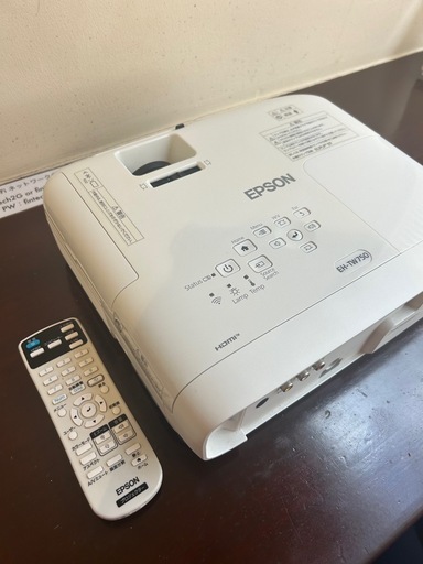 【美品】EPSON EH-TW750 プロジェクター(変換アダプタ付き) 美品】EPSON EH-TW750 プロジェクター(一万円相当変換アダプタ付き)