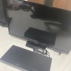 32型テレビとブルーレイ
