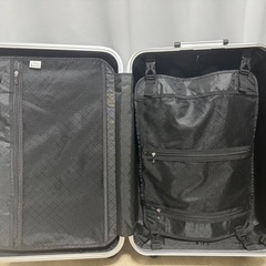  グレー スーツケース の画像