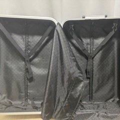  グレー スーツケース の画像