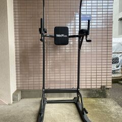 懸垂マシン、トレーニングベンチ、ダンベル、トレーニングチューブ