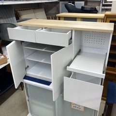 ⭐️お持ち帰りSALE⭐️配達可能🚚　イーナ　キッチンカウンター　食器棚　コンセント付き　レンジ台　ホワイト×ベージュ　白　幅120×奥39.5×高85cm　リサイクルショップ　朝霞市　ケイラック朝霞田島店　志木市　和光市　GM337の画像