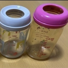 ベビーカー、抱っこひも、クッション、セーフティベルト、哺乳瓶の画像