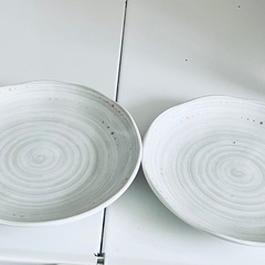 お皿　白　少し柄入りの画像