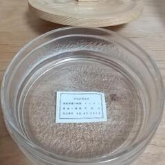昭和レトロ  ガラス製水差しと木製蓋の皿セット   アデリアグラスの画像