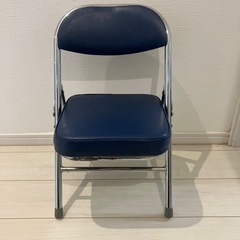 小さな折り畳み椅子