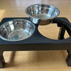 食べやすい高さに調整できるフードボール犬用の画像