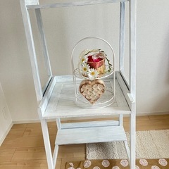 白い3段棚。飾り台や、レンジやトースターなど置いても便利です。