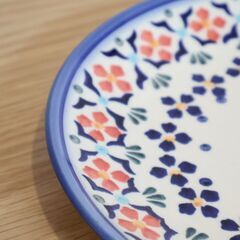 ポーランドの伝統的な食器 Polish Pottery(ポーリッシュ ポタリー)デザートプレートです。折り重なる花々が美しく、濃紺から淡いブルーカラーは洗練された雰囲気の平皿♪ の画像