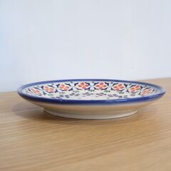 ポーランドの伝統的な食器 Polish Pottery(ポーリッシュ ポタリー)デザートプレートです。折り重なる花々が美しく、濃紺から淡いブルーカラーは洗練された雰囲気の平皿♪ の画像