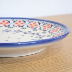 ポーランドの伝統的な食器 Polish Pottery(ポーリッシュ ポタリー)デザートプレートです。折り重なる花々が美しく、濃紺から淡いブルーカラーは洗練された雰囲気の平皿♪ の画像