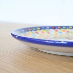 ポーランドの伝統的な食器 Polish Pottery(ポーリッシュ ポタリー)デザートプレートです。折り重なる花々が美しく、濃紺から淡いブルーカラーは洗練された雰囲気の平皿♪の画像