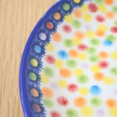 ポーランドの伝統的な食器 Polish Pottery(ポーリッシュ ポタリー)デザートプレートです。折り重なる花々が美しく、濃紺から淡いブルーカラーは洗練された雰囲気の平皿♪の画像