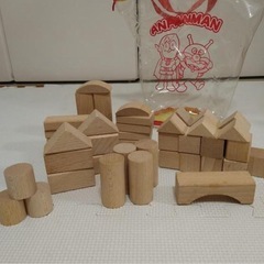 子ども用の木製積み木セットの画像