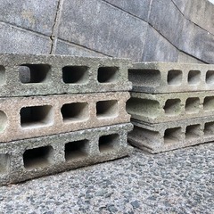 （受渡日相談中）コンクリートブロック（22個）