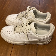 NIKE エアフォース1 ‘07 白 24.5
の画像