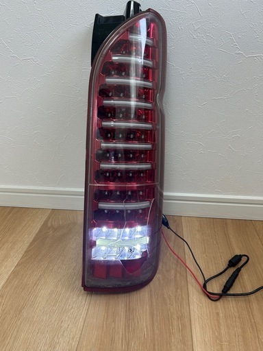 200ハイエース ヴァレンティ ファィバー LEDテール 右 レンズ割れ